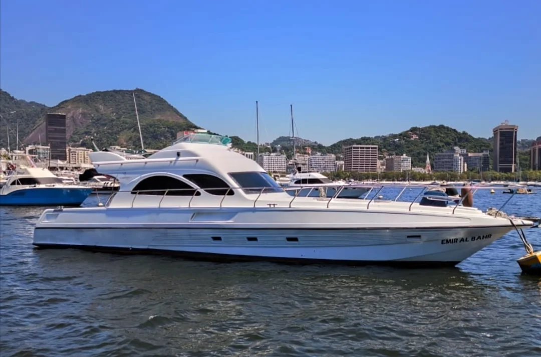 Lancha Emir Al Bahr de alquiler con paseo privado y churrasco a bordo, experiencia náutica ideal para grupos, amigos o familia con confort y exclusividad