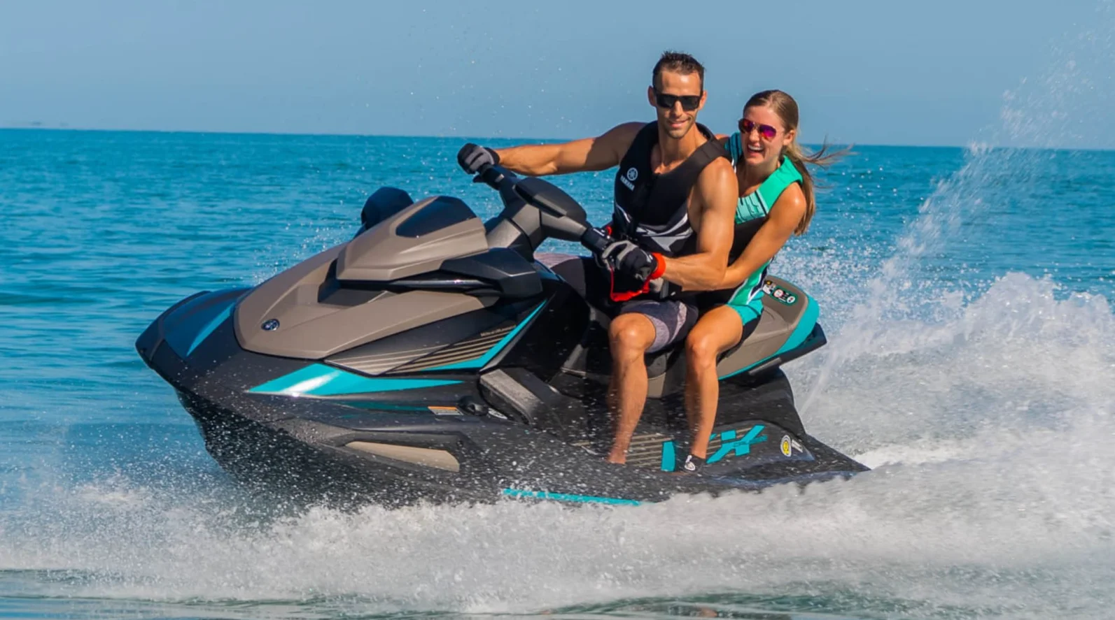 Paseo en jet ski con guía profesional, experiencia de aventura y adrenalina en el mar ideal para turismo activo, diversión y deportes acuáticos en Brasil