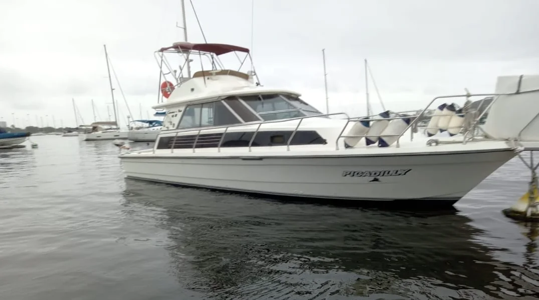 Lancha Picadilly para alquiler privado, paseo en barco cómodo y entretenido con espacios interiores, ideal para turismo náutico en grupo y experiencias recreativas en el mar